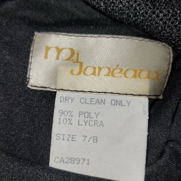 Black Gown - Picture 3 of 3